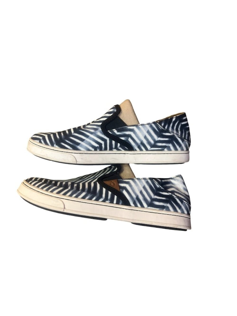 OluKai Pehuea Pa‘i Slip-On Sneakers Womens 9 Blue White Chevron Shibori Used